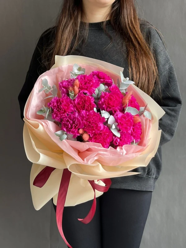 Композиция "Harmony of Blooms" — Композиция "Harmony of Blooms" — цветочная композиция в декоративном оформлении из гвоздик, оформленная как…